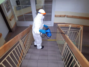 Ostrovští hasiči desinfikují domov pro seniory