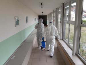 Ostrovští hasiči desinfikují domov pro seniory