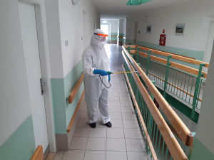 Ostrovští hasiči desinfikují domov pro seniory
