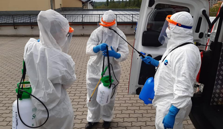 Ostrovští hasiči desinfikují domov pro seniory