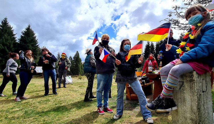 Češi se v sobotu symbolicky setkají se sousedy na hranicích