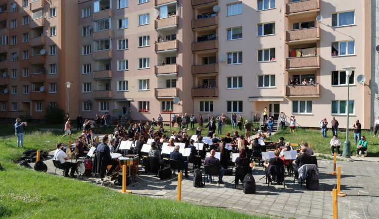Drahovicemi zněla Novosvětská, symfonici hráli na sídlišti