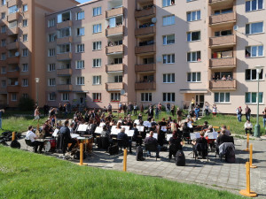 Drahovicemi zněla Novosvětská, symfonici hráli na sídlišti