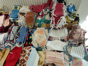 Postupně už rozdali několik tisíc roušek