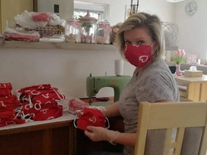 dobrovolnice šijí roušky pro potřebné