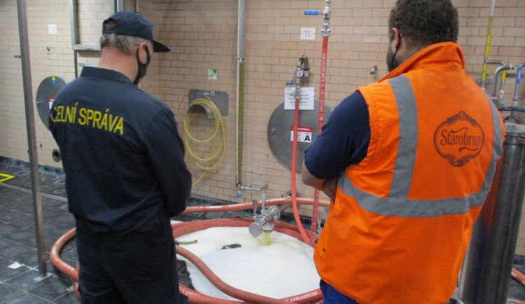 VIDEO: Celníci vylili čtrnáct tisíc litrů Starobrna do kanálu