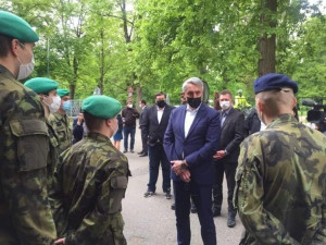 Do mariánskolázeňské nemocnice přijel vojáky pozdravit ministr Lubomír Metnar