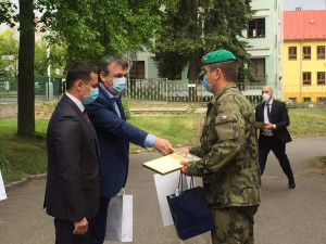 Do mariánskolázeňské nemocnice přijel vojáky pozdravit ministr Lubomír Metnar