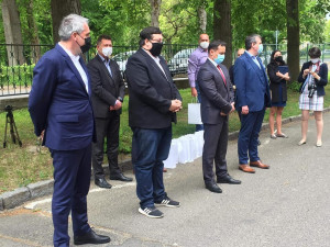 Do mariánskolázeňské nemocnice přijel vojáky pozdravit ministr Lubomír Metnar