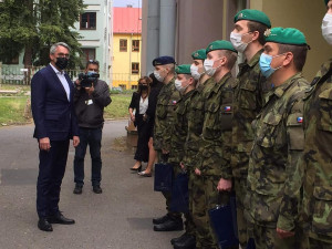 Do mariánskolázeňské nemocnice přijel vojáky pozdravit ministr Lubomír Metnar