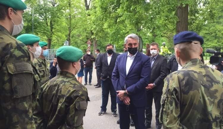 Do mariánskolázeňské nemocnice přijel vojáky pozdravit ministr Lubomír Metnar