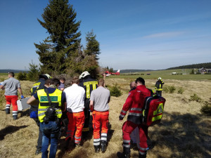 Běžkyně si na Božím Daru propíchla nohu hůlkou