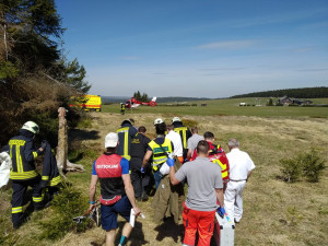 Běžkyně si na Božím Daru propíchla nohu hůlkou, do nemocnice ji převezl vrtulník