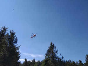 Běžkyně si na Božím Daru propíchla nohu hůlkou