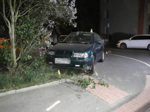 Mladík se pokusil zabít svou bývalou přítelkyni a jejího partnera. Oba je přejel autem