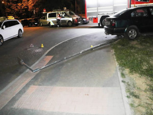 Mladík se pokusil zabít svou bývalou přítelkyni a jejího partnera. Oba je přejel autem