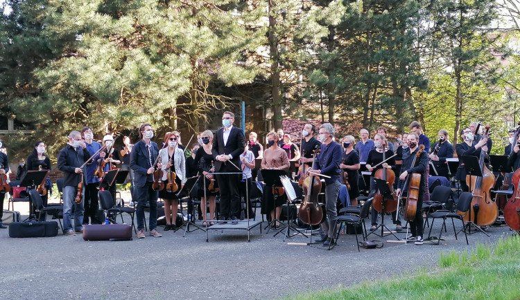 Orchestr odehrál na karlovarských sídlištích už dva koncerty