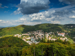 Hrad Loket, miniatury v Mariánkách nebo Běčov nad Teplou. To jsou nejoblíbenější turistické cíle v kraji