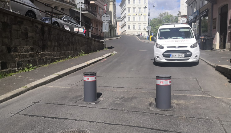 Sloupky zamezující vjezd do lázeňského území už byly odskoušeny