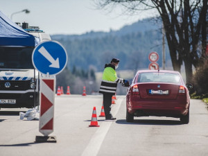 Vláda otevřela přechody s Německem a Rakouskem, končí plošné kontroly