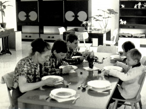 Jedna z prvních rodin krátce po nastěhování do SOS vesničky