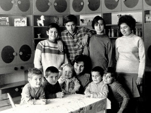 První maminky - pěstounky se staraly každá až o osm dětí. Když nejstarší odrostly, často přijaly ještě další malé děti, ve vesničce prožily dvacet i více let.