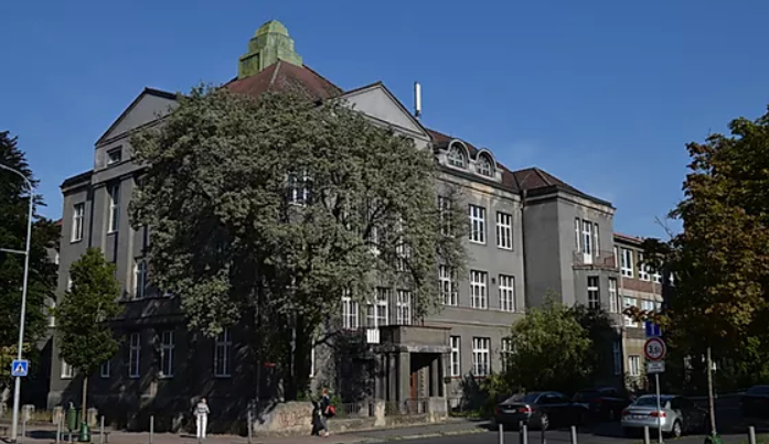 Budova Střední keramické školy v Karlových Varech