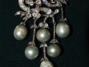 Sokolovský zlatý poklad patří spolu s bečovským relikviářem svatého Maura k nejvzácnějším zlatnickým památkám vystavovaných na území Karlovarského kraje