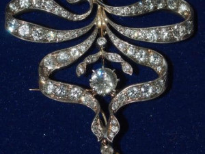 Sokolovský zlatý poklad patří spolu s bečovským relikviářem svatého Maura k nejvzácnějším zlatnickým památkám vystavovaných na území Karlovarského kraje