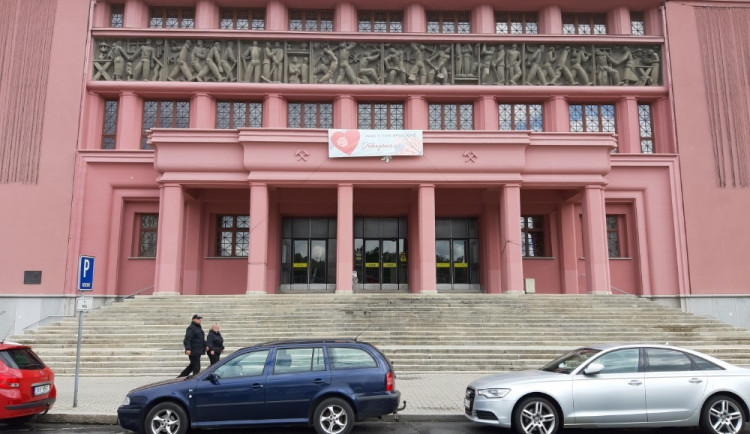 Do balkónu kulturního domu v Sokolově stále zatéká voda