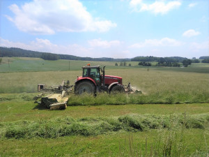 Záběr sekaček může být v rozmezí od tří do dvanácti metrů a rychlost traktoru se pohybuje od 5 do 20 km za hodinu.