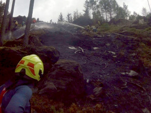 FOTO: Hasiči bojovali s lesním požárem, zásah komplikoval prudký svah