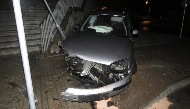 Havarovaný automobil v Ostrově