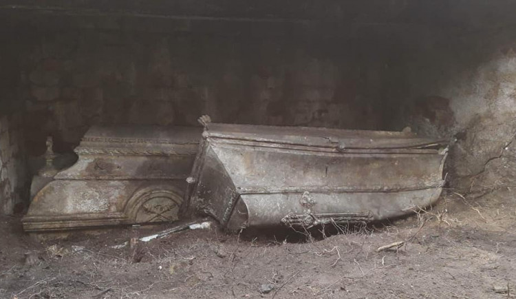 Rakve s ostatky se nacházely pod hromadou odpadu, na fotografii je již místo vyklizené