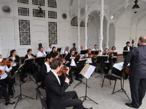 Karlovarský symfonický orchestr dnes hraje v Dalovicích a nově na kolonádě