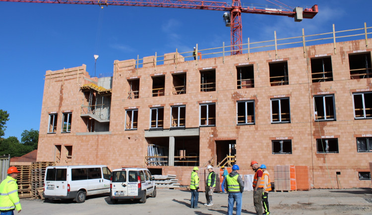 Stavba domova pro seniory jede v Sokolově podle plánu