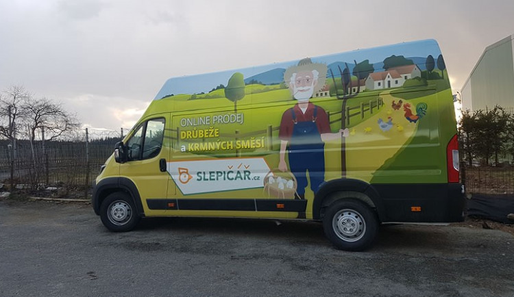 Slepice vám Slepicář doveze až na dvorek vlastním autem.