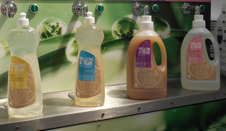 V dm drogerii mohou lidé nakoupit „bezobalově“. Prodejna spouští plnicí stanice i v krajských městech