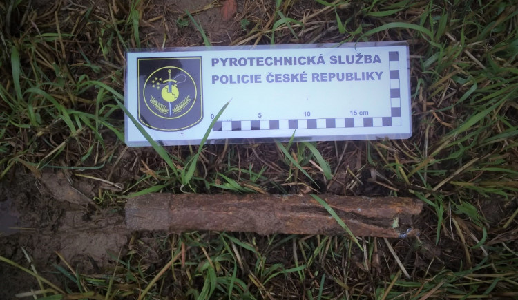 VIDEO: Při procházce nalezl leteckou pumu z druhé světové