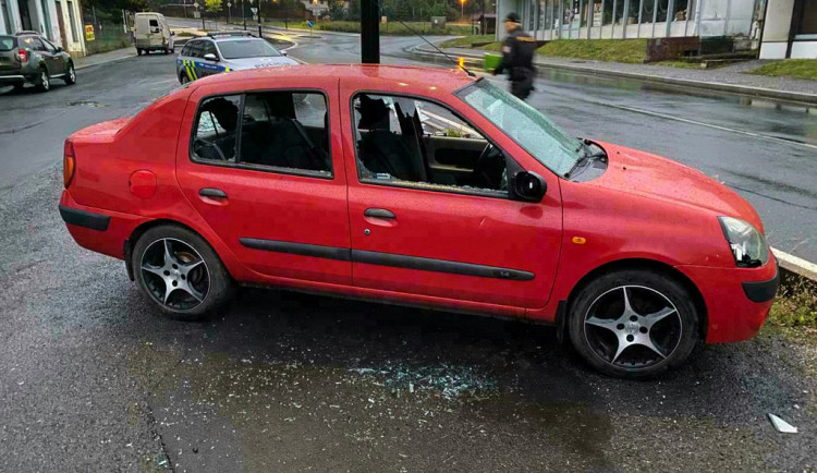 Svému sokovi rozmlátil auto sekerou, policisté výtržníka našli v hospodě