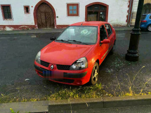 Svému sokovi rozmlátil auto sekerou, policisté výtržníka našli v hospodě