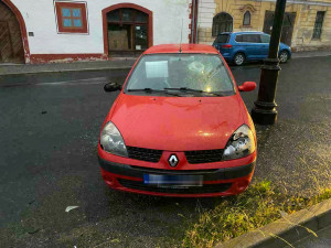 Svému sokovi rozmlátil auto sekerou, policisté výtržníka našli v hospodě