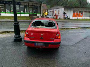 Svému sokovi rozmlátil auto sekerou, policisté výtržníka našli v hospodě
