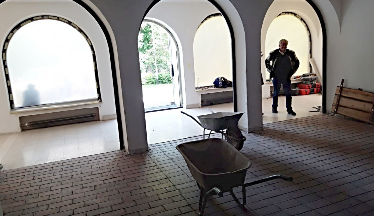 Začala rekonstrukce smuteční síně v Sokolově