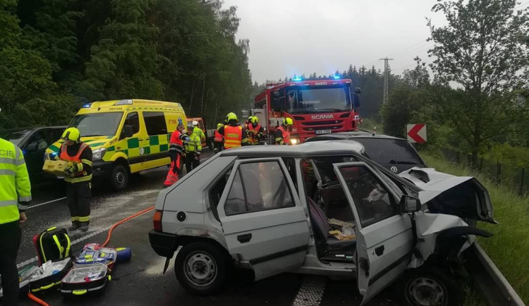 Tragická nehoda uzavřela silnici na Prahu