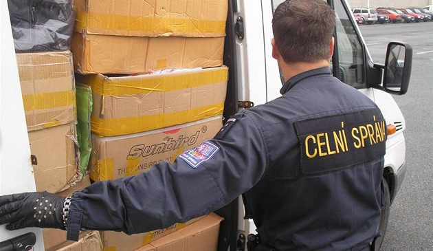 Celníci nepolevují v kontrolách tržnic, trhovci zase v prodeji padělků