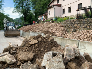 Sesutý svah v Lokti je provizorně zajištěný, kraj připraví opravu