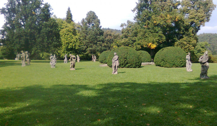 Kopie soch jsou vystaveny v zámeckém parku