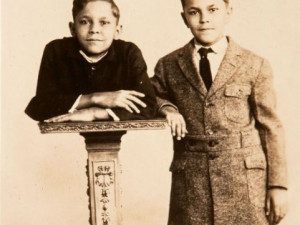 Johnny se narodil roku 1911 spolu se svým dvojčetem Robertem. Na rozdíl od Roberta mu však chyběly dolní končetiny.