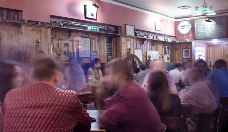 Od července už mohou být hospody otevřené i po 23:00. Uvolnění se dotkne i nošení roušek